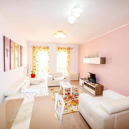 Happy Stories' Apartment In City Centre Shkoder Bagian luar foto